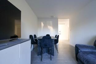 Workers • 8BR • 13 Beds • 2 Kitchens• Parking Vacation rental in Västra Götaland County