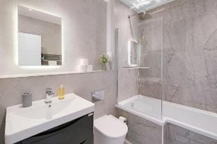 Comfortable  double bed room with a garden view Vacation rental in Croydon