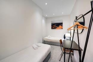 Comfortable  double bed room with a garden view Vacation rental in Croydon