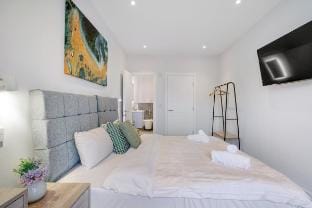 Luxurious double bed room with ensuite and balcony Vacation rental in Croydon