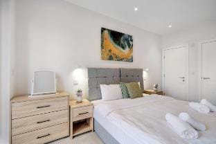 Luxurious double bed room with ensuite and balcony Vacation rental in Croydon