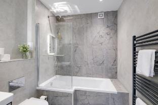 Luxurious double bed room with ensuite and balcony Vacation rental in Croydon