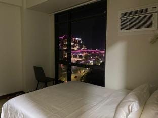 Near NAIA&MOA Fast WIFI w/balcony OKada View 8P Vacation rental in Pasay