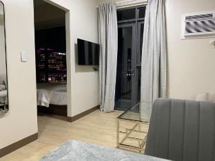Near NAIA&MOA Fast WIFI w/balcony OKada View 8P Vacation rental in Pasay