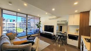 LUXE Waterloo 1 bed with parking, gym & pool Vacation rental in Sydney