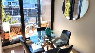 Resort-style Exec 1 Bed w study in Port Melbourne Vacation rental in Melbourne