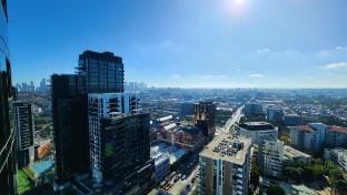 Sky-high South Yarra luxury 2 bed sleeping up to 4 Vacation rental in Melbourne