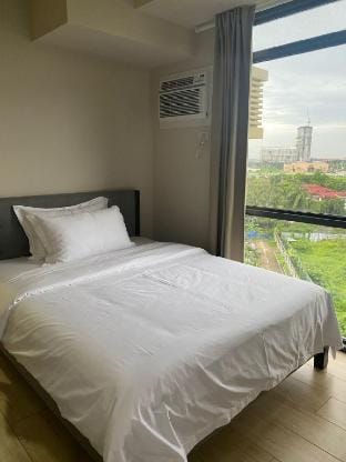 Gentry Manor 1BR with Balcony Near Okada - 6A Vacation rental in Pasay