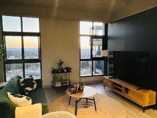 Supersized TV|Sandton Central |Backup water+power| Vacation rental in Sandton