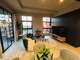 Supersized TV|Sandton Central |Backup water+power| Vacation rental in Sandton