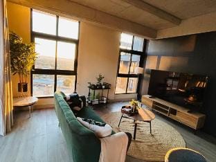 Supersized TV|Sandton Central |Backup water+power| Vacation rental in Sandton
