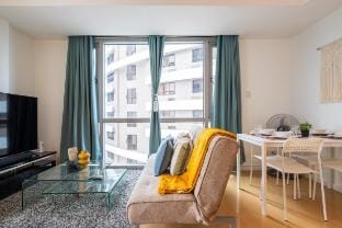Central 2BR Corner –Golf View, Walk to BGC High St Vacation rental in Makati