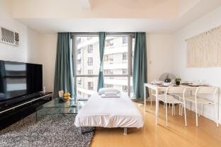 Central 2BR Corner –Golf View, Walk to BGC High St Vacation rental in Makati