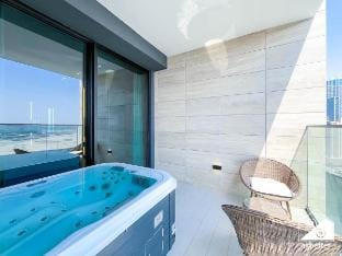 Elegant Studio | Private Jacuzzi & Canal View Vacation rental in Dubai