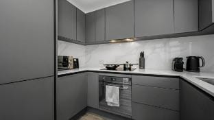 Modern 2-bed w/ Parking | 20 min Heathrow & London Vacation rental in Brentford