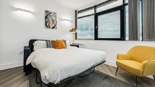 Modern 2-bed w/ Parking | 20 min Heathrow & London Vacation rental in Brentford