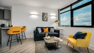 Modern 2-bed w/ Parking | 20 min Heathrow & London Vacation rental in Brentford