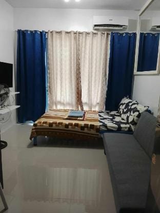 A 2 Bedroom unit near SMX and MOA by Febie 3 10-08 Vacation rental in Pasay