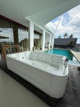 Sean Villa Senggigi Lombok, @4 Bedroom and Jacuzzi Vacation rental in Batu Layar