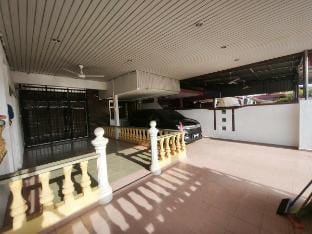 Damai Homestay- 2-story house in
Tangkak Vacation rental in Johor