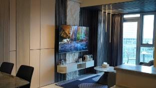 Luxury 2BR in Uptown BGC• Balcony & Prime location Vacation rental in Makati