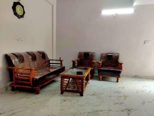 Red and White apartment homestay. Vacation rental in Visakhapatnam