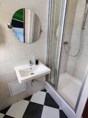 Comfy 2 Bedrooms Flat/4 persons + Parking. Vacation rental in Prague