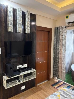 Studio with Jacuzzi on 16th floor Vacation rental in Noida
