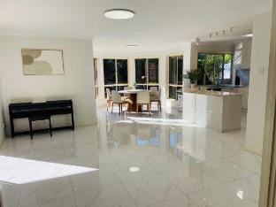 Spacious Family Retreat with Pool in Carindale Vacation rental in Carindale