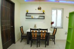 7 Seasons Palm Suite |Sky Orbit, Pool, AC, LUX Gym Vacation rental in Gujarat