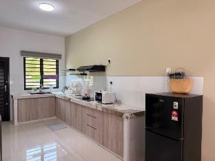 Kajang 10Pax Landed Home|Karaoke+Netflix|Long Stay Vacation rental in Negeri Sembilan, Malaysia