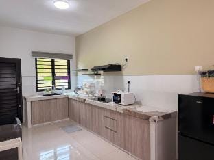 Kajang 10Pax Landed Home|Karaoke+Netflix|Long Stay Vacation rental in Negeri Sembilan, Malaysia