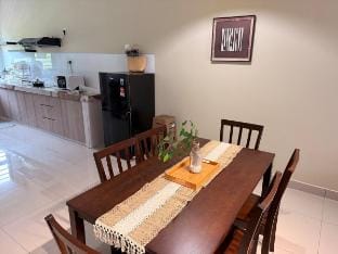 Kajang 10Pax Landed Home|Karaoke+Netflix|Long Stay Vacation rental in Negeri Sembilan, Malaysia