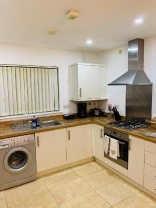 Atom, Large 4/5 Bed House, Sleeps 12,Garden,London Vacation rental in Barking