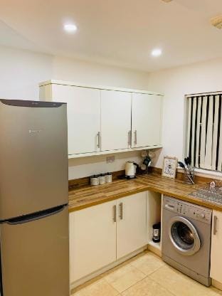 Atom, Large 4/5 Bed House, Sleeps 12,Garden,London Vacation rental in Barking