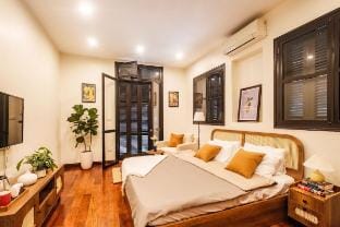 Balcony Studio • 1' to Lake • Free Luggage Storage Vacation rental in Laos