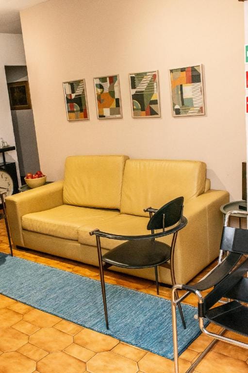 Elétricos -Large room with avenue view and shared Hotel in Vila Nova de Gaia