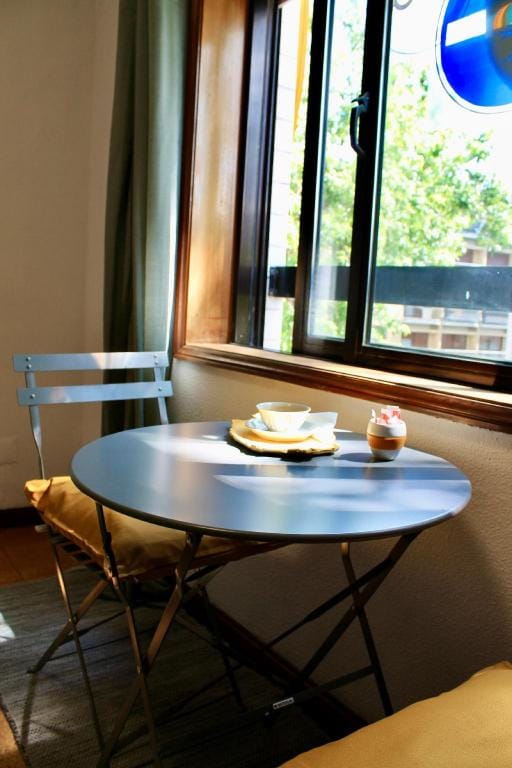 Elétricos -Large room with avenue view and shared Hotel in Vila Nova de Gaia