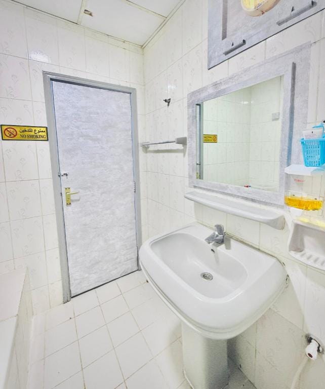 TIDY Premium Hostel  Male&Female  Lower Bed  Al Jafiliya Dubai Hotel in Dubai