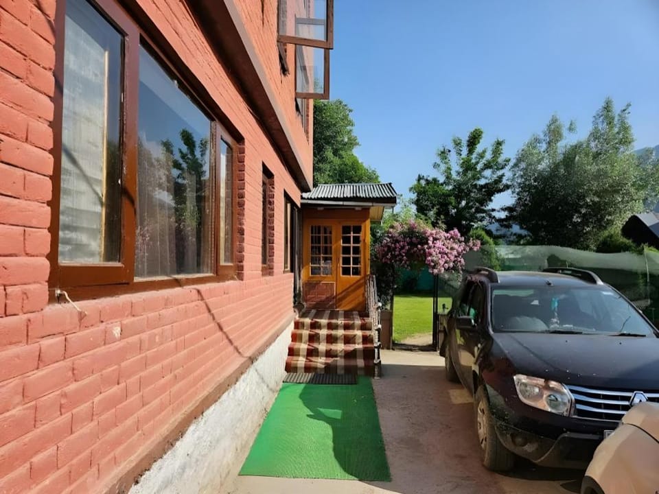 Hotel Royal Spring Pahalgam Jammu and Kashmir Hotel in Punjab