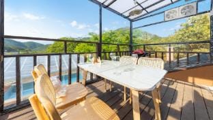 Danyang Dangdangi Dog Pension Black Bed and Breakfast in South Korea
