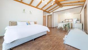 Danyang Dangdangi Dog Pension Black Bed and Breakfast in South Korea