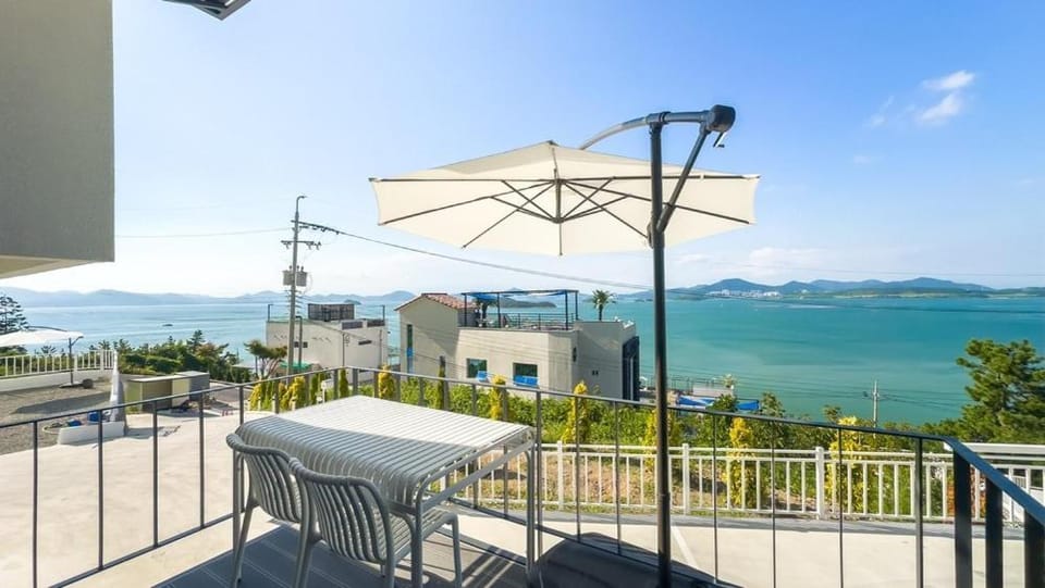 Yeosu Road 328 Ocean View Pool Villa Bed and Breakfast in South Korea