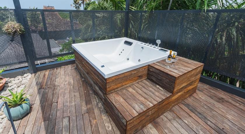 The Lima Ocean Suites Pererenan Hotel in North Kuta
