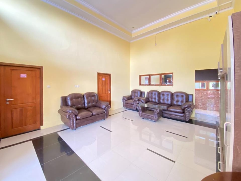 RedDoorz @ The Canal Homestay Probolinggo Hotel in East Java