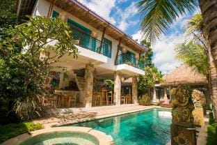 Ubud Dream-III: 2-BDR apartments above the pool Villa in Sukawati