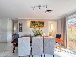 Blue Haven Retreat - Glenmore Park Pool Home Villa in Sydney