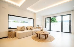 芭提雅中天豪华4卧泳池别墅/海滩50米/定三天送接机/中天夜市 Villa in Pattaya City