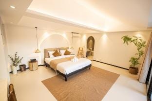 芭提雅中天豪华4卧泳池别墅/海滩50米/定三天送接机/中天夜市 Villa in Pattaya City