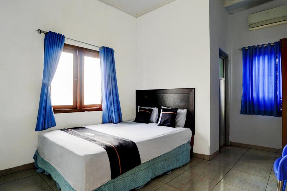 OYO 94818 Sabina House Syariah Hotel in East Java